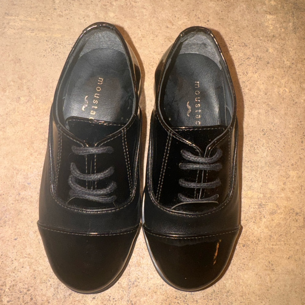 MUSTACHE | BLACK PATENT OXFORD SHOES “Toddler”